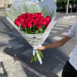 זר 25 ורדים אריזת פסים לבנה