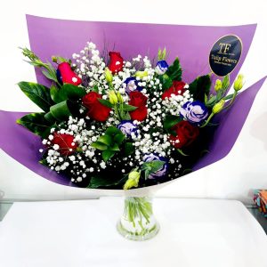 זר ורדים אדומים ולזיאנטוס סגול