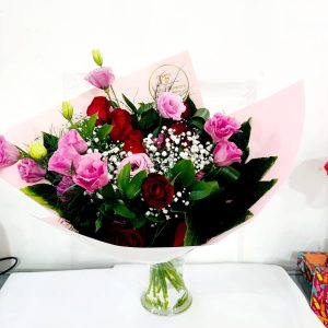 זר ורדים אדומים ולזיאנטוס ורוד