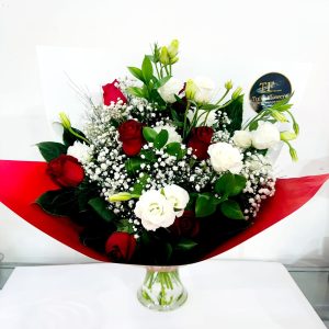 זר ורדים אדומים ולזיאנטוס לבן